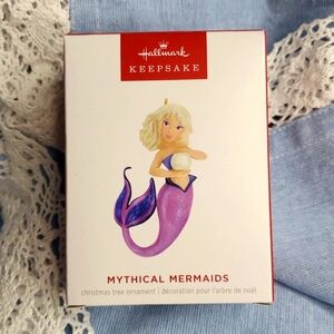 Mythical Mermaid Collection Figurine‎ with Pearl Ornament